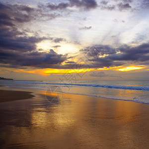 美丽的沙滩印地安海的沙滩和美妙日落云高清图片素材