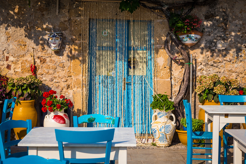 在Marzmei的一家传统意大利餐厅里设置桌和椅子阳光明媚的西里语图片