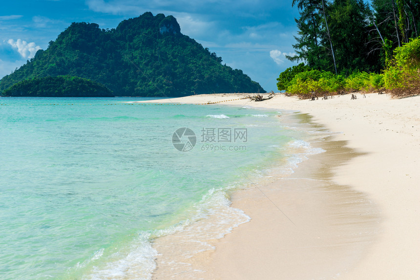 带白沙和绿水的热带空沙滩波卡岛泰国图片