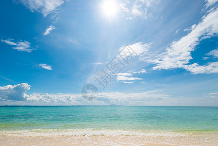 一张阳光明媚的天图片在泰国波达岛荒无人烟的海滩上图片素材