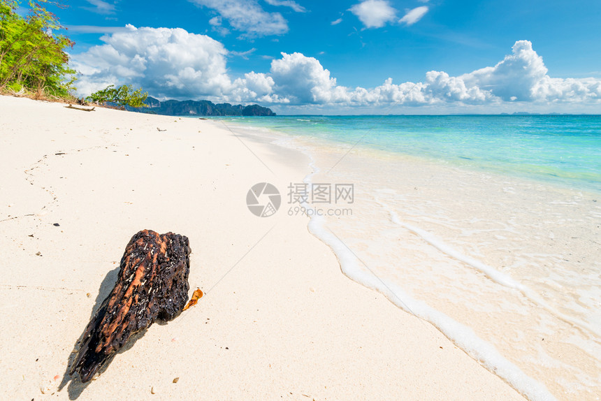 海边的白沙上阳光明媚的日子里科达岛的景象图片