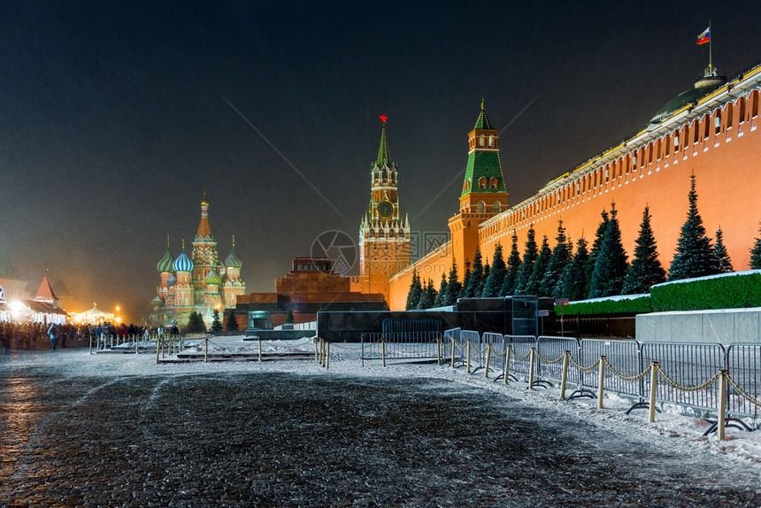 莫斯科山俄罗红色方形的夜照克列姆林巴西尔堡和大教堂和列宁陵墓图片