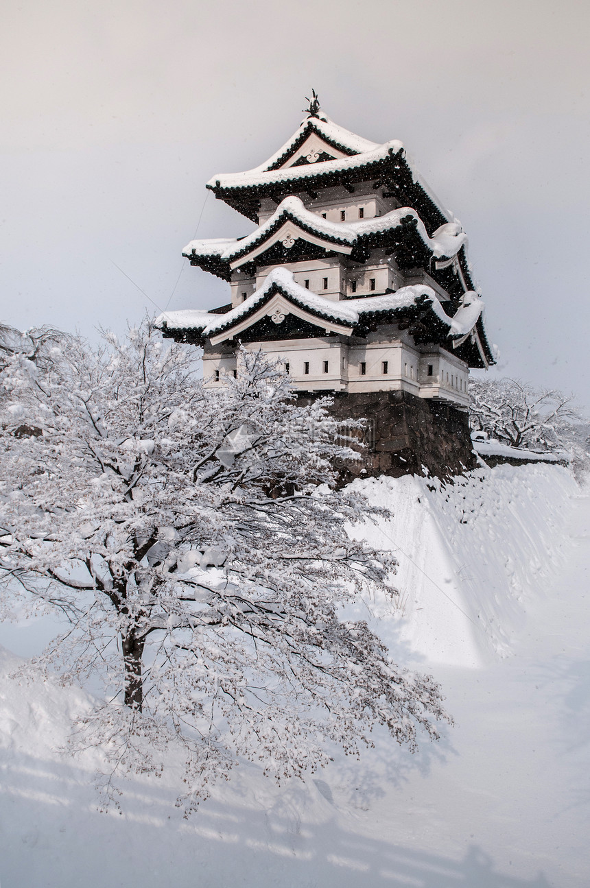 冬季长崎城堡的建筑结构整个地区都布满白色美丽的雪图片