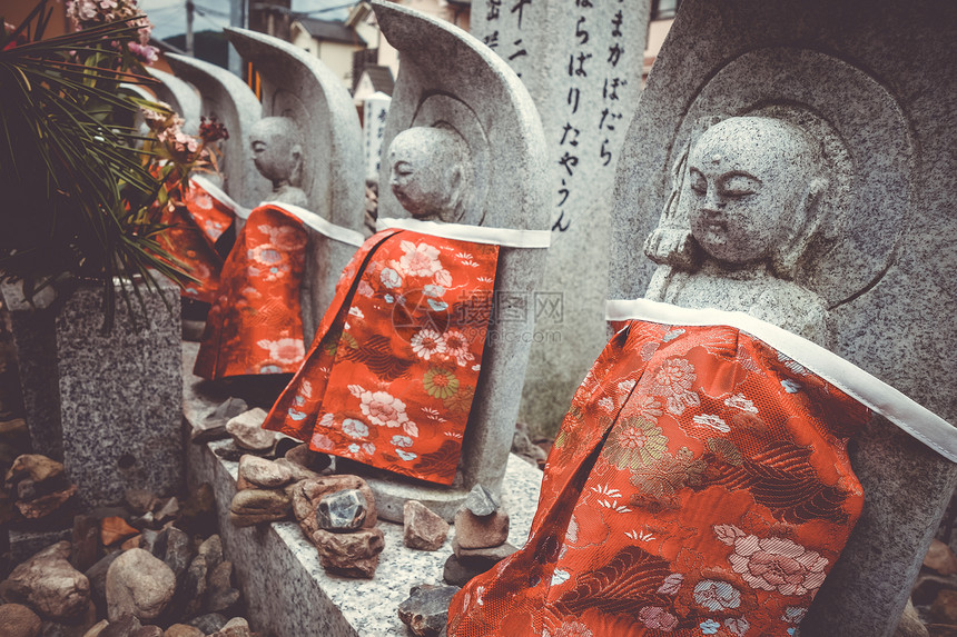 Jizo雕像有红字在阿拉皮山寺京都雅潘图片