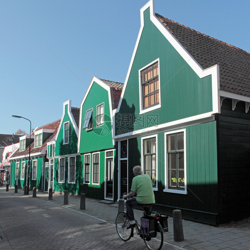 内地Nordhland的Kromeni的绿木屋图片