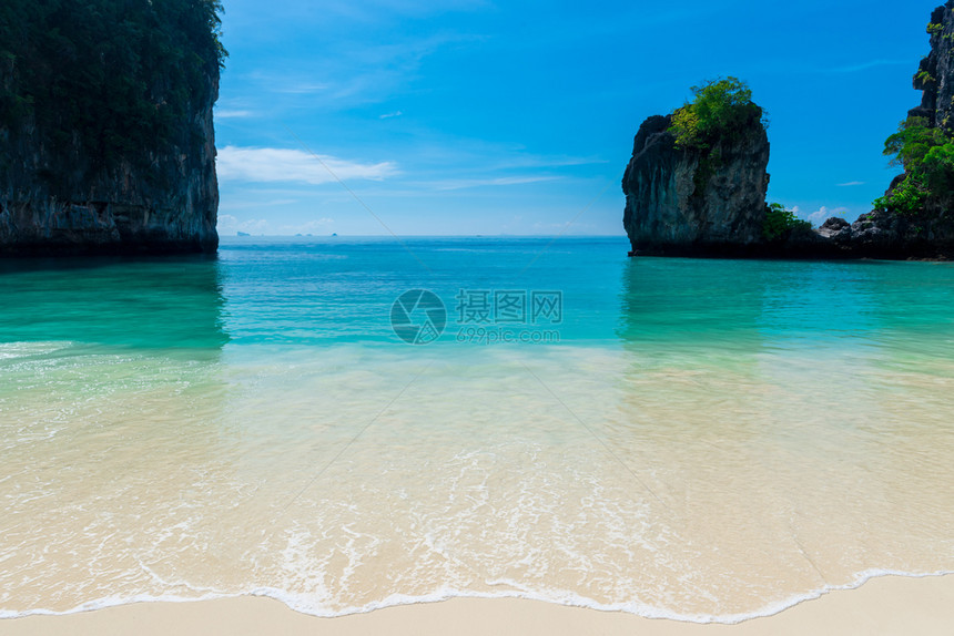 在泰国白沙滩上的平静绿海浪图片