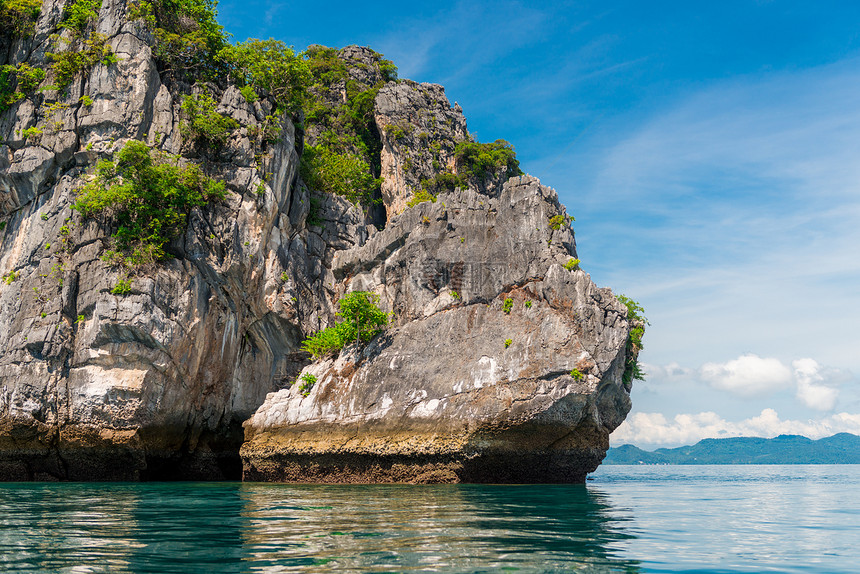 在泰王国的安达曼海中一块美丽的岩石图片