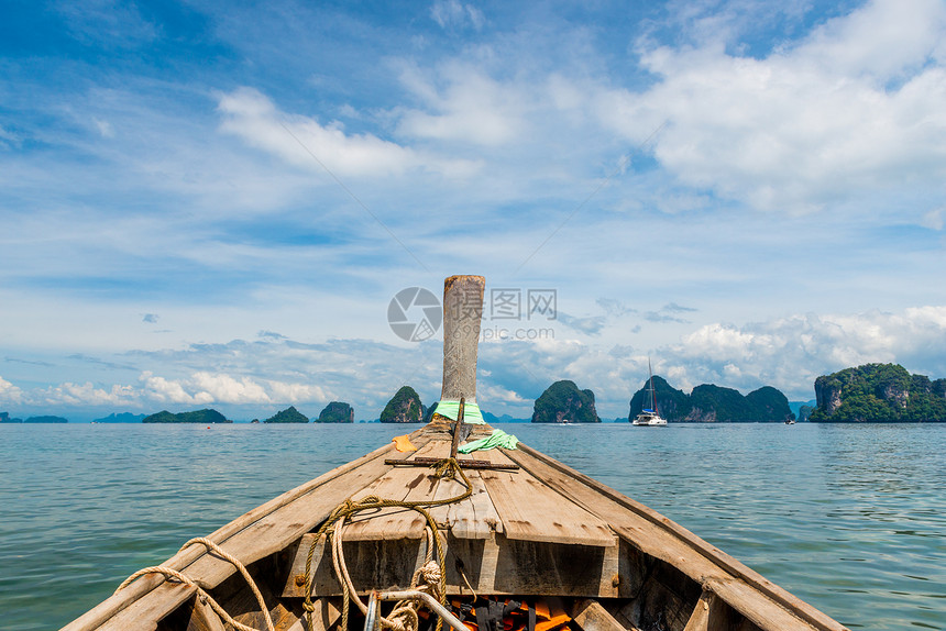 一艘泰伊木船紧飞近海边美丽的岩石海陆边克拉比岛的景色图片