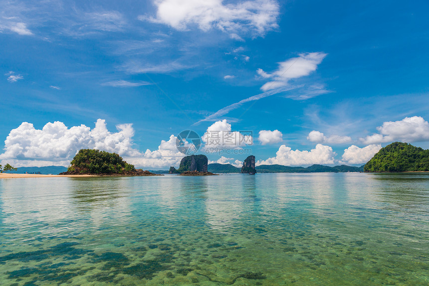 宁静的海湾上美丽乌云在泰国安达曼海图片