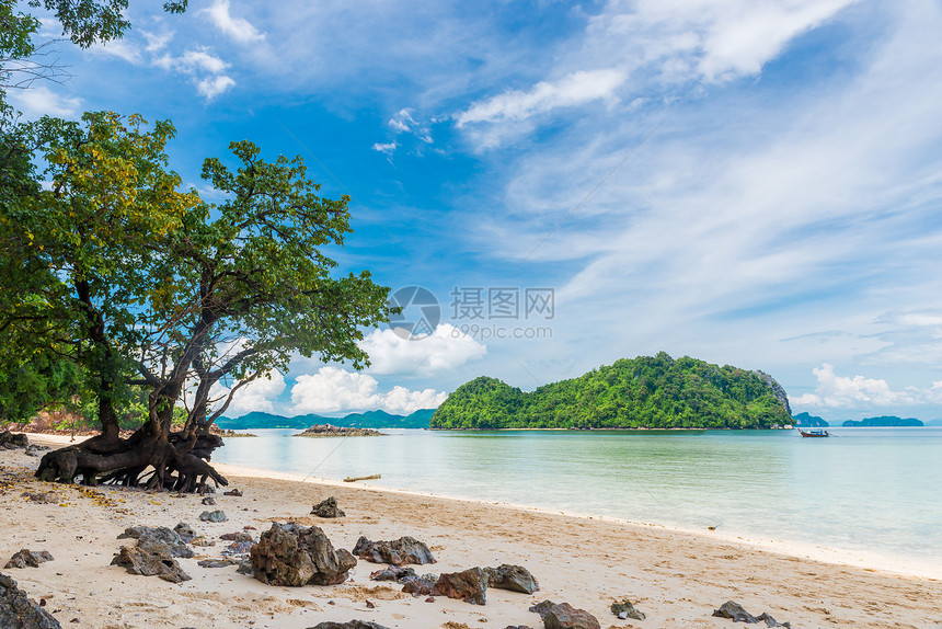 林木海滩阿曼和美丽的山岳在地平线泰兰喀拉比度假胜地图片