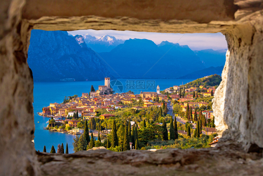 通过意大利平原地区的石窗空中观察图片