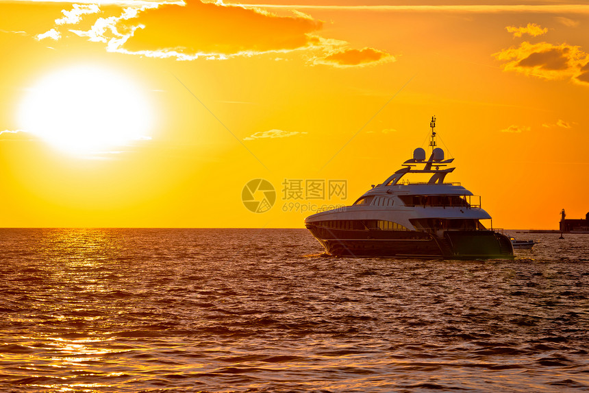 在金色日落扎达尔马提亚croati的公海上乘坐豪华游艇图片