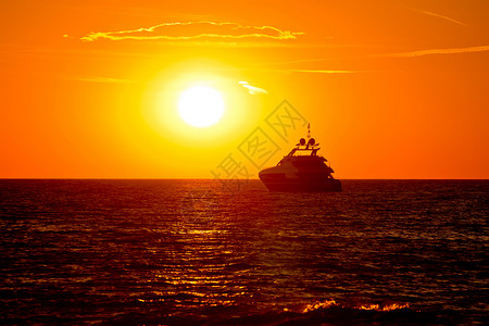 在金色日落扎达尔马提亚croati的公海上乘坐豪华游艇图片