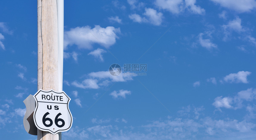 蓝色天空背景上的6路符号图片