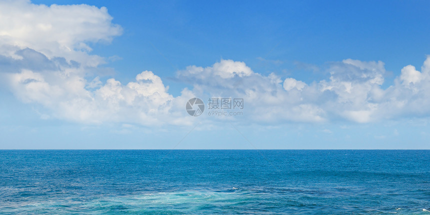 热带海洋滩浪和蓝天空宽广的照片图片