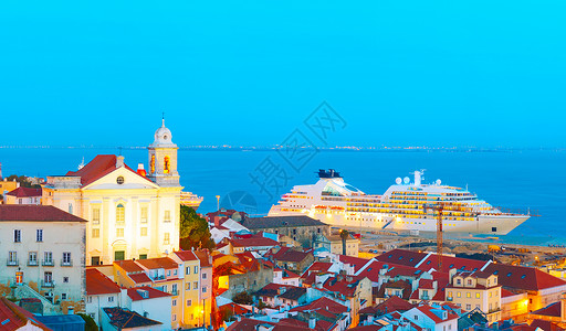 以豪华游轮载运的Lisbon老城和海港图片