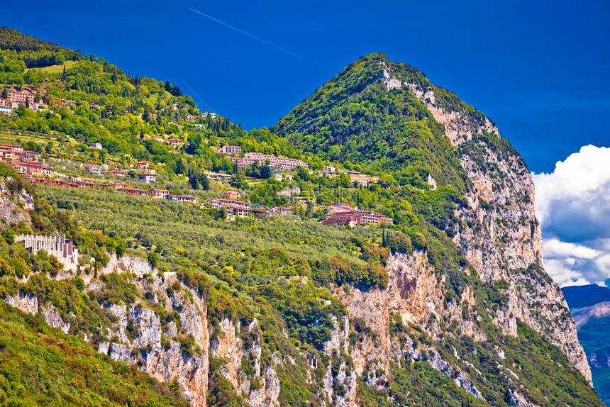 嘉娜拉克悬崖边村庄加多拉和古老的修山脊隆巴迪意大利山脊和上的麦当娜迪蒙特卡斯罗草地图片
