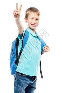 背着蓝色书包的小男孩举手比耶图片