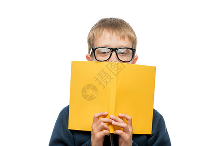 穿着白色背景教科书的眼镜男学生近视肖像图片
