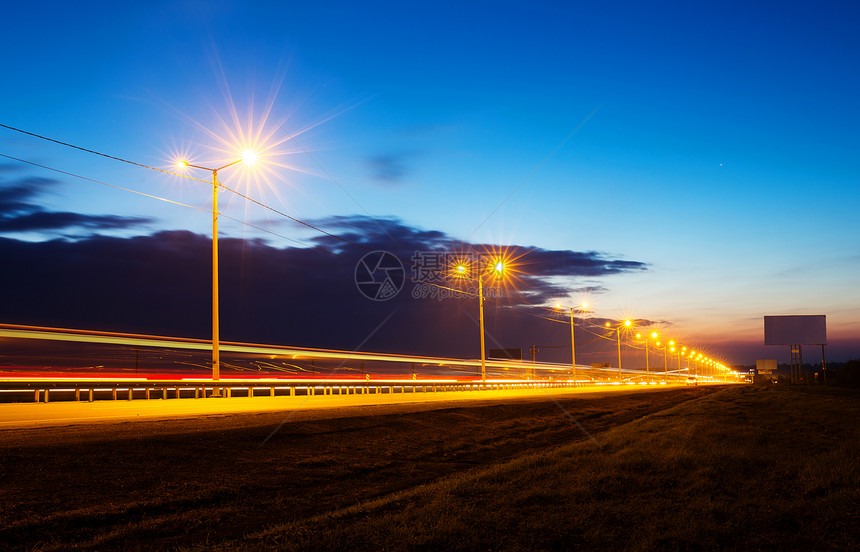 日落在高速公路上长的接触照片日落在高速公路上有光线迹长的接触照片图片