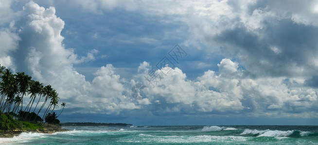 srilank宽幅照片地平线上的暴雨和热带风图片