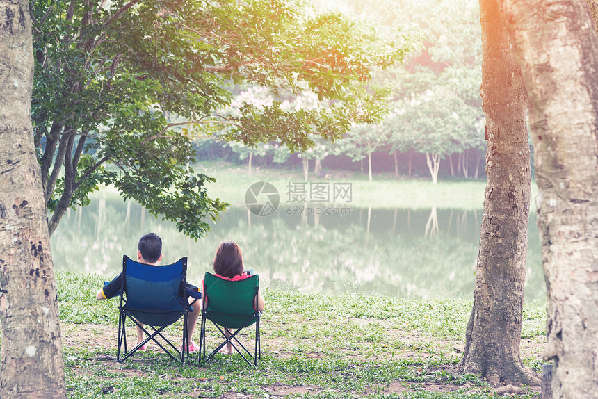 夫妻坐在树林间享受生活图片