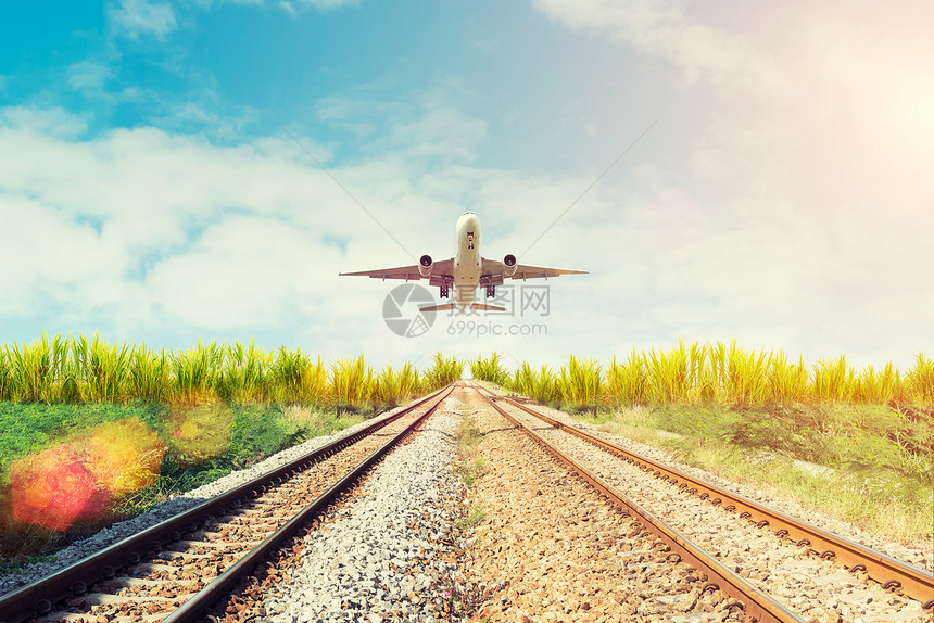 一架飞机在铁路下面飞过图片