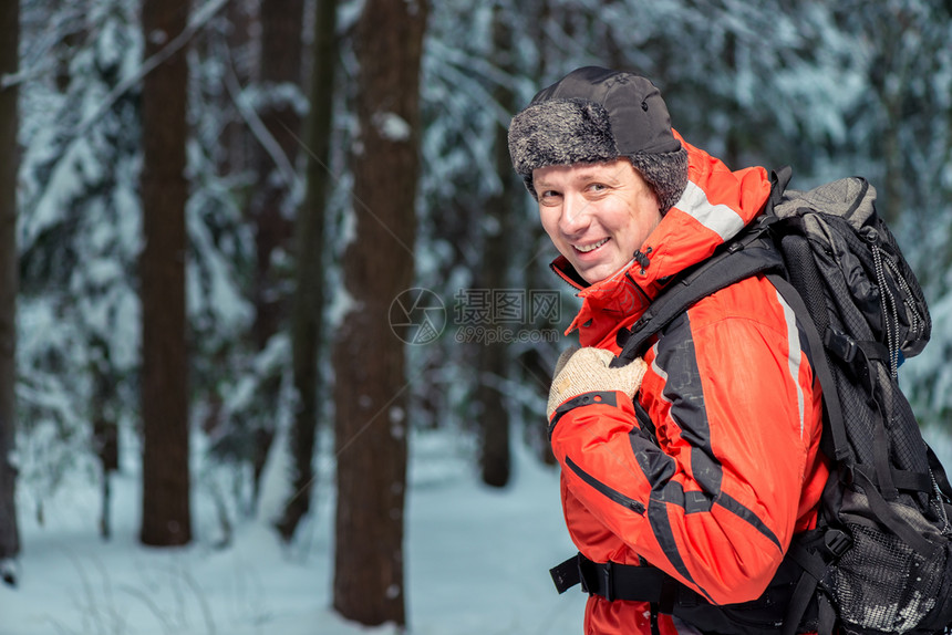 冬季森林中的远足者图片