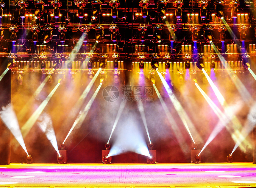 带烟雾和粉色黄光线的明亮空演唱台音乐表演的背景图片