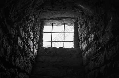 内部图像来自一个用铁窗盖着石块建造的旧地下室背景图片