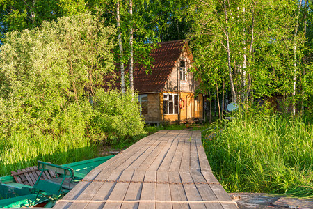 从湖到渔民和池塘岸边的房屋木制码头图片