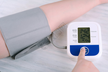 测量血压的人图片