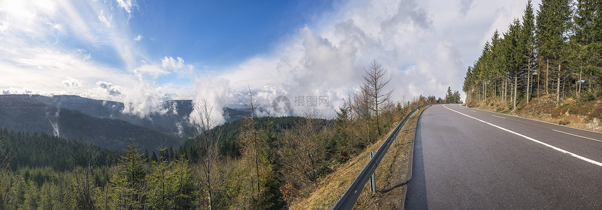 穿过北黑森林山云层覆盖的北黑森林山在阳光明媚的一天图片