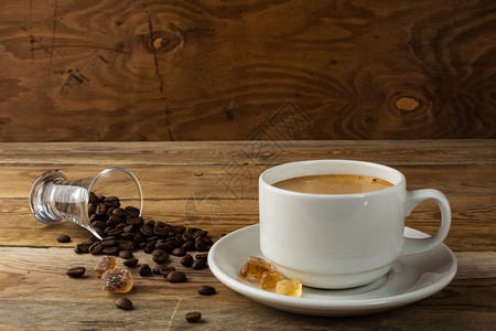 桌子上的咖啡豆和咖啡图片