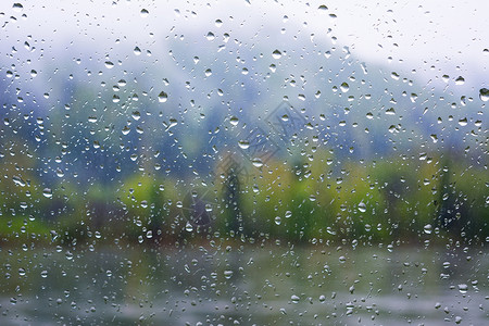 窗户上的雨滴白天高清图片素材