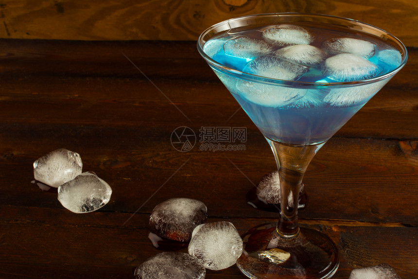 蓝色鸡尾酒咖喱马提尼玛格丽塔哈瓦伊鸡尾酒蓝色环礁鸡尾酒蓝色环礁湖图片