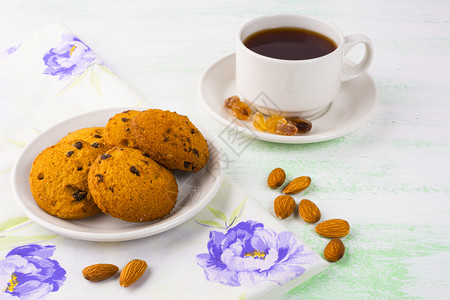 土制饼干茶杯和杏仁甜点自制饼干早餐茶杯时间图片
