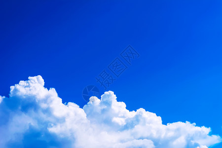 美丽的蓝色天空背景复制间清蓝天带毛云美丽的蓝色天空背景复制间图片