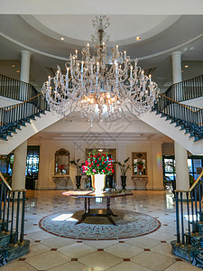 吊灯挂在大厅上有楼梯和豪华大厅图片