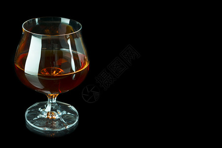 黑背景的苏格兰威士忌饮料古老的威士忌玻璃作为孤独的象征不健康静止生活或不良习惯概念干净的白兰地或波本鼻水黑背景的苏格兰饮料背景图片