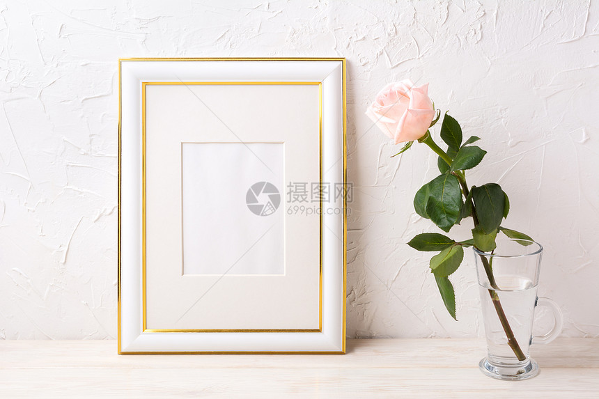 装饰了金色的框架模型以玻璃中的粉红玫瑰为样本用于展示艺术品的空框装饰了金色的框架模型以玻璃中的粉红玫瑰为样本图片