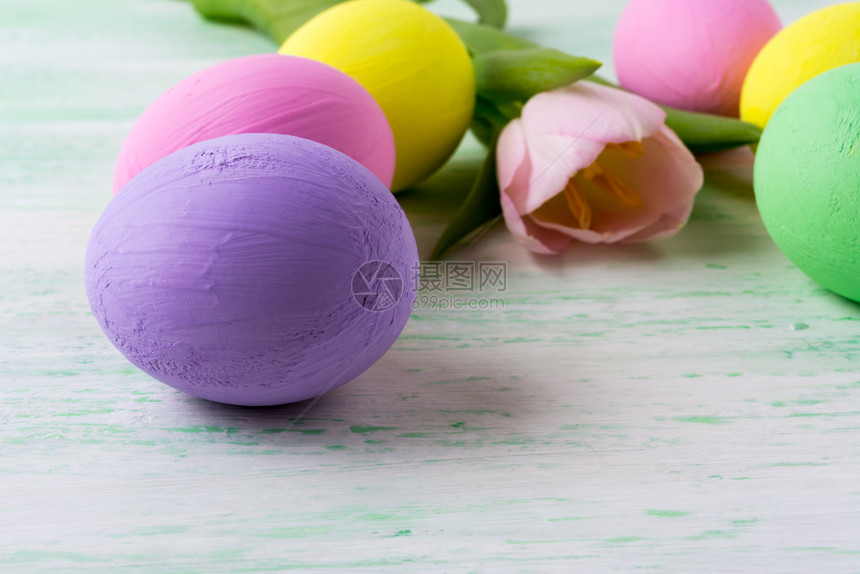 东方紫色蛋和粉红郁金香东方背景充满活力的紫色彩蛋和粉红郁金香快乐的东方贺卡图片