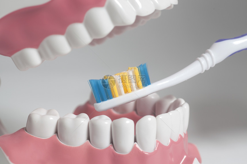 带色牙刷的齿护理概念图片
