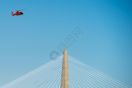 海岸警卫队飞越Charlestonc的Cper河桥图片