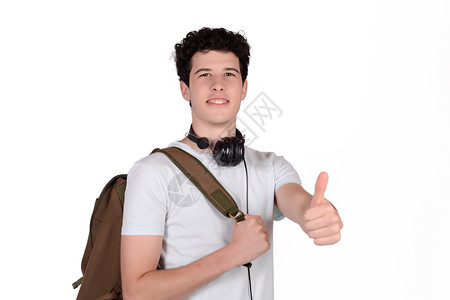 年轻的男子背着包做出点赞手势图片