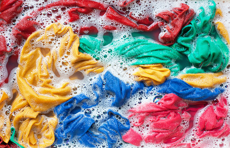 彩色衣服浸泡在水中加上洗涤粉末在清之前彩色衣服浸泡在水中清洗之前桶高清图片素材