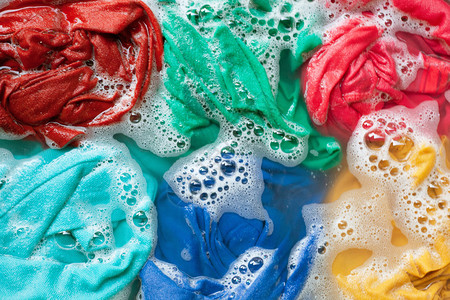 彩色衣服浸泡在水中洗涤粉末中清洁剂高清图片素材