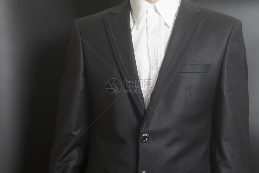 黑西服和白衬衫黑西服和背景白衬衫的男人图片