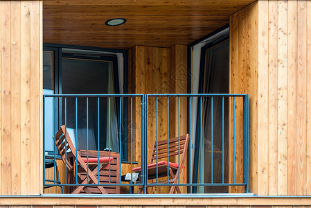 木制房屋阳台上的椅子图片