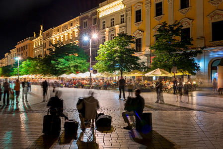晚上在旧欧洲市中央街道的上图片